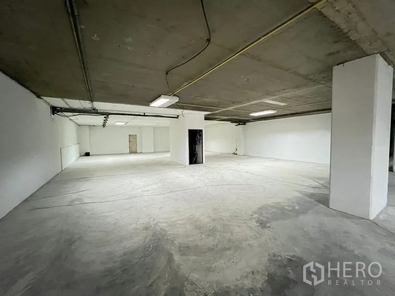 办公空间 出租 - 宽敞的毛坯办公楼层，设柱子、门洞与顶面走线