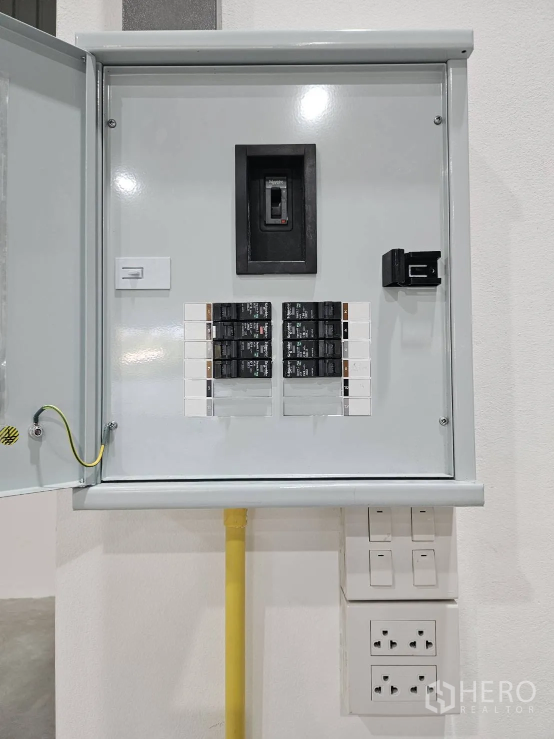 โกดัง for rent in Mueang Samut Prakan, Samut Prakan - ตู้เมนไฟฟ้าพร้อมเบรกเกอร์และปลั๊กไฟหลายจุด