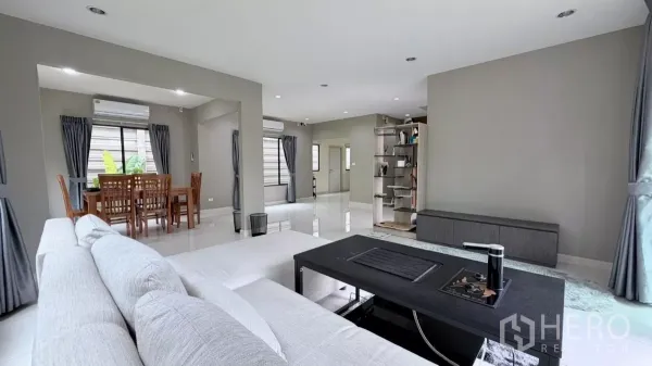 独立式住宅 出租或出售在Bang Phli, Samut Prakan - 开放式客餐厅，浅色瓷砖地面，通顶玻璃窗采光好。