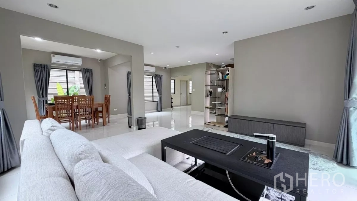 独立式住宅 出租或出售在Bang Phli, Samut Prakan - 开放式客餐厅，浅色瓷砖地面，通顶玻璃窗采光好。