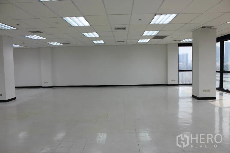 สำนักงาน ให้เช่าในWatthana, Bangkok - มุมสำนักงานแบบคอร์เนอร์ พื้นเรียบ กระจกหลายบานพร้อมวิวสกายไลน์