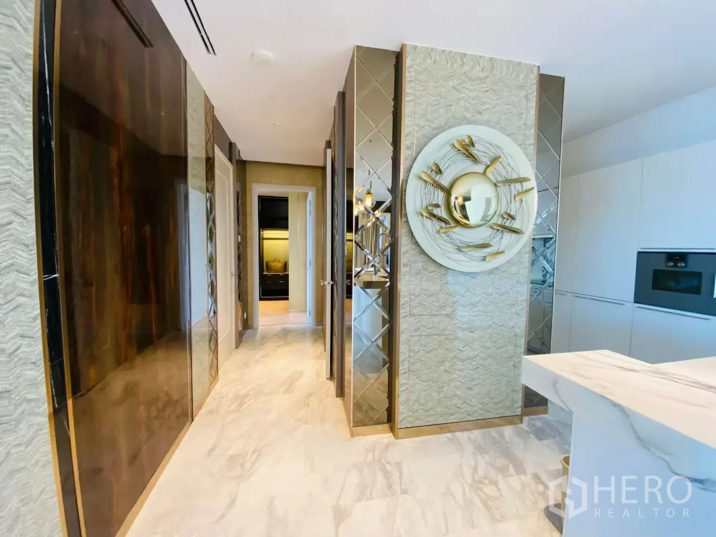 คอนโด for rent in Sathon, Bangkok - โถงและโซนครัวโมเดิร์น พื้นหินอ่อน ผนังตกแต่ง งานศิลป์ และตู้ครัวสีขาวพร้อมไอส์แลนด์