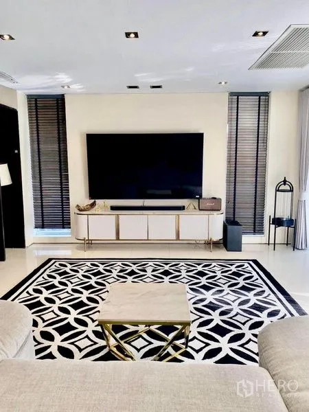 บ้าน ให้เช่าในSuan Luang, Bangkok - มุมดูหนัง ทีวีติดผนัง ตู้วางทีวีและพรมลายตา