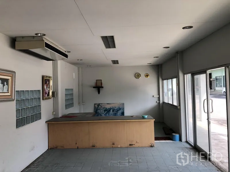 货栈 出租或出售在Lam Luk Ka, Pathum Thani - 接待办公室，内置前台与玻璃推拉门。