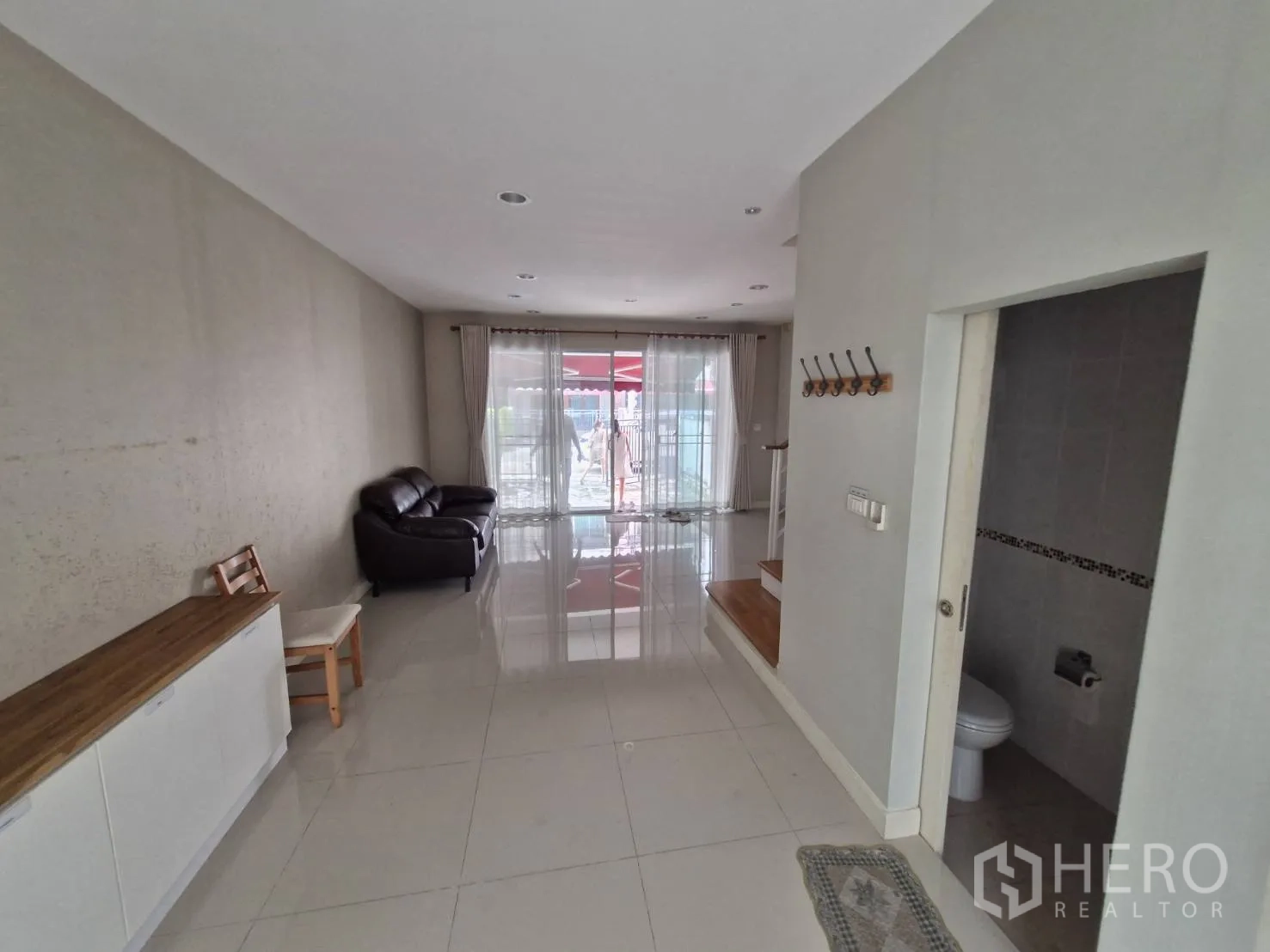 Townhouse for sale in Rat Burana, Bangkok - Long living area facing the front patio through full-height sliding doors.