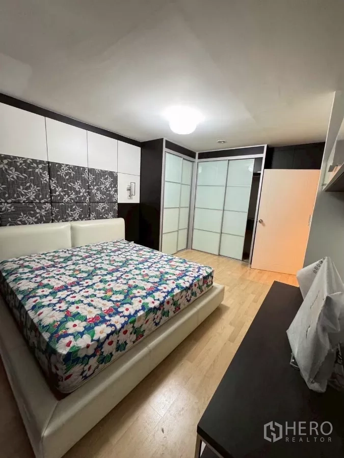 ทาวน์เฮาส์ ให้เช่าในSuan Luang, Bangkok - ห้องนอนที่สอง เตียงคิงไซส์ ผนังตกแต่ง และตู้เสื้อผ้าบานเลื่อน