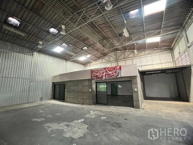 Warehouse for rent in Suan Luang, Bangkok - Spacious warehouse hall with steel truss roof, skylights and a built-in office block.