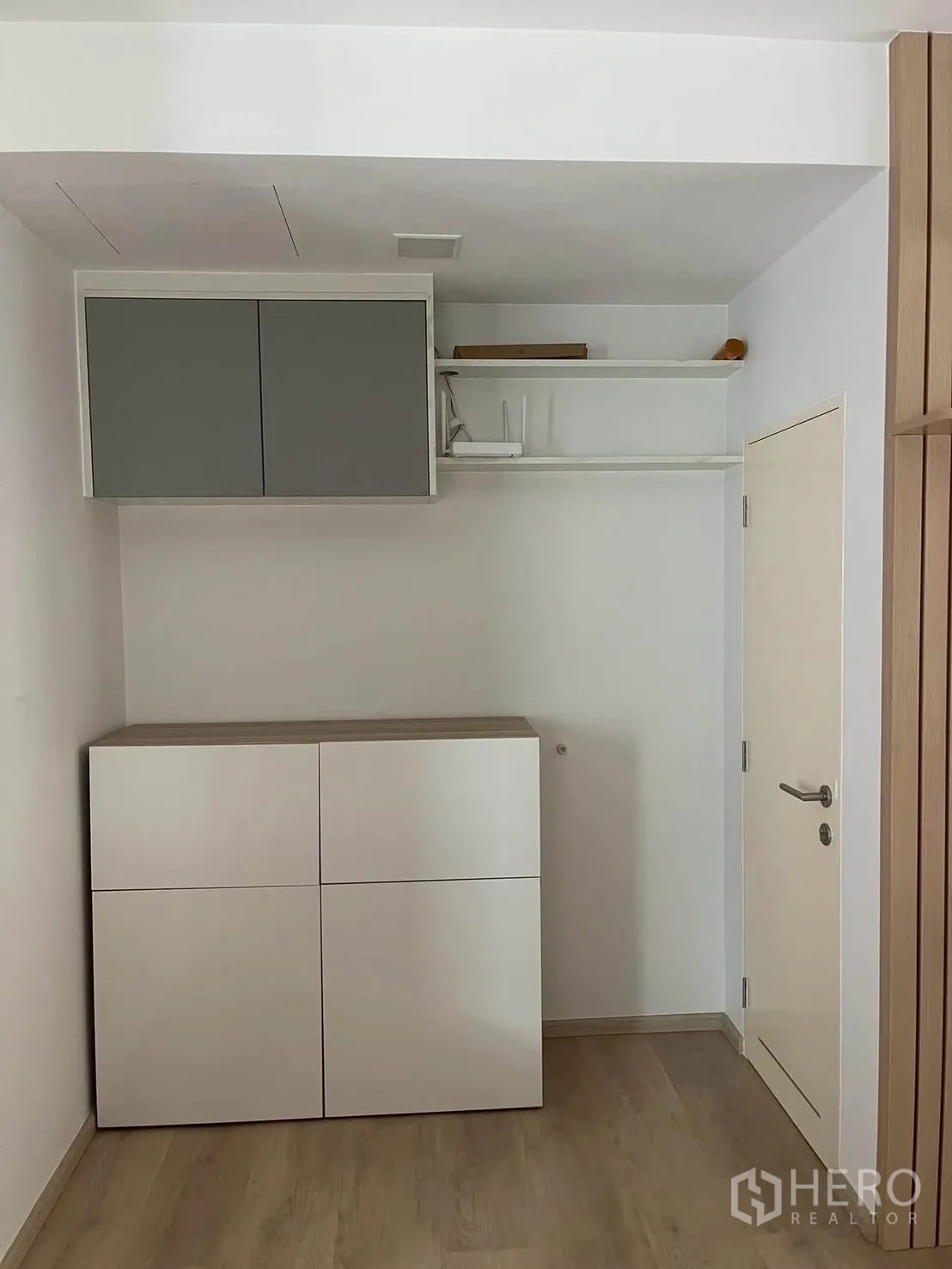 Townhouse for rent in Bang Phli, Samut Prakan - Compact storage nook with upper and lower cabinets.