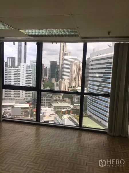 สำนักงาน ให้เช่าในWatthana, Bangkok - พื้นที่ออฟฟิศพร้อมหน้าต่างบานใหญ่ เห็นวิวสกายไลน์กรุงเทพฯ