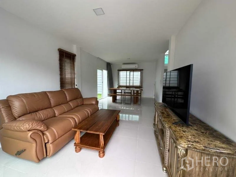 Townhouse for rent in Bang Phli, Samut Prakan - Open-plan living and dining space with glossy tiled floors and natural light.