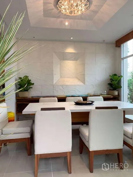 独立式住宅 出租在Lat Krabang, Bangkok - 餐厅近景，层次天花与装饰墙面。