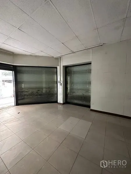 อาคารพาณิชย์ ให้เช่าในBang Na, Bangkok - พื้นที่หน้าร้านมุมกระจกโชว์สินค้า พร้อมประตูม้วนเหล็ก