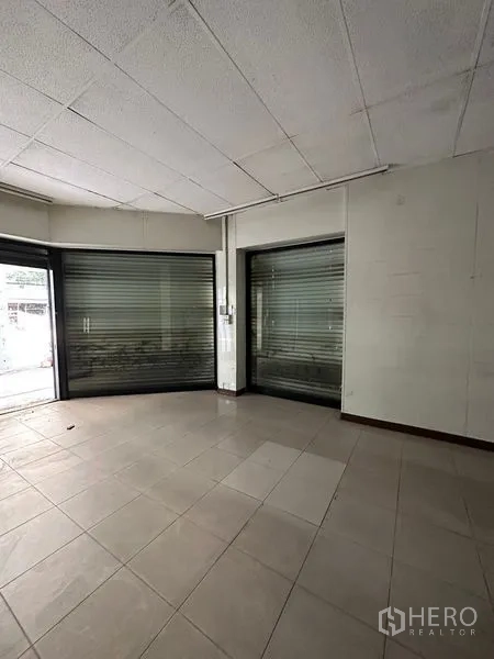 อาคารพาณิชย์ ให้เช่าในBang Na, Bangkok - พื้นที่หน้าร้านมุมกระจกโชว์สินค้า พร้อมประตูม้วนเหล็ก