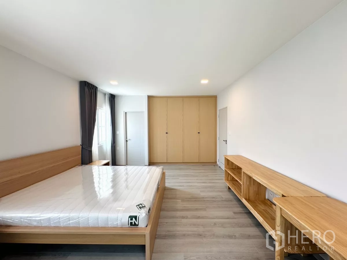 Detached House for rent in Bang Phli, Samut Prakan - Master bedroom opposite view showing wardrobe wall and door to the ensuite.