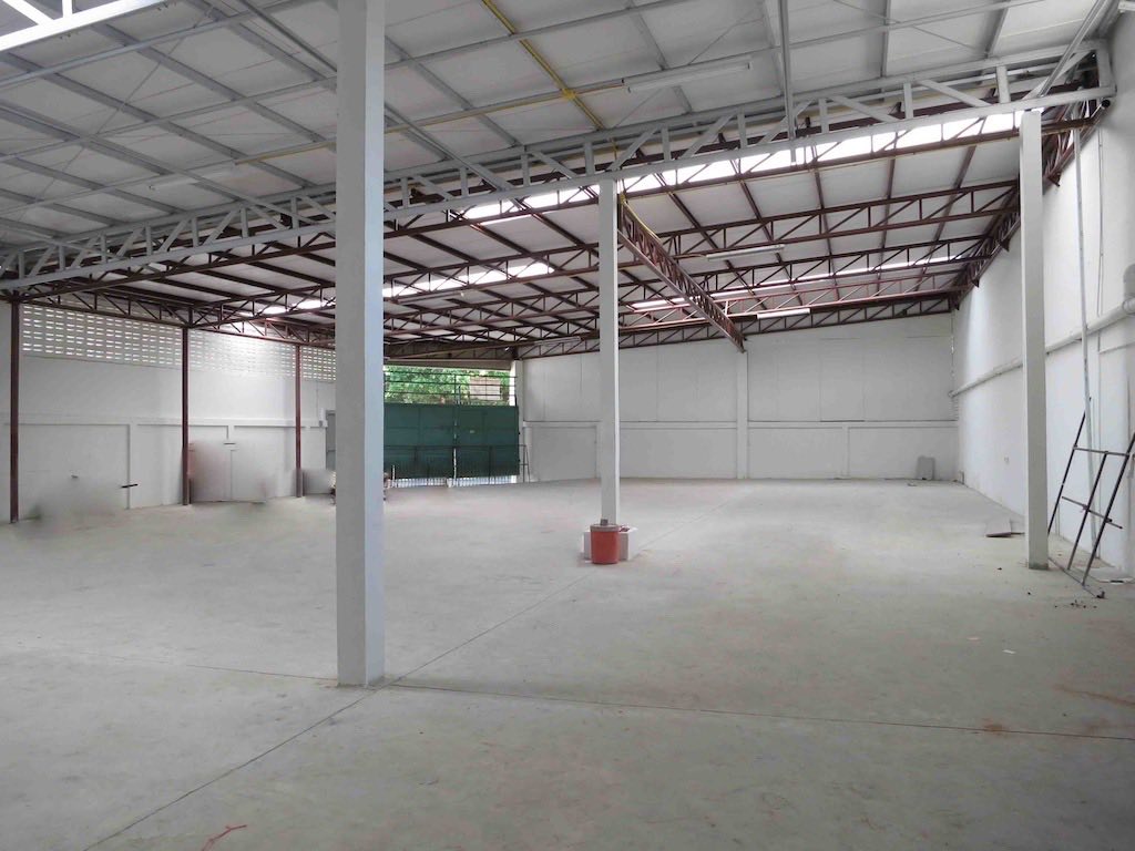 Warehouse for rent in Wang Thonglang, Bangkok - Large warehouse hall from another angle showing columns and high ceiling.