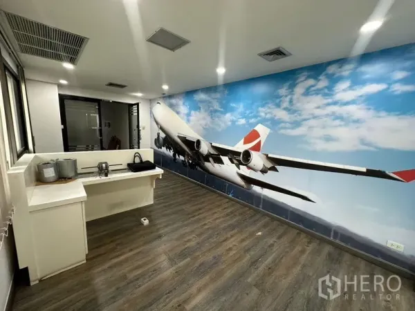 办公空间 出租在Khlong Toei, Bangkok - 开放式办公区，飞机壁画、内置操作台与乙烯基地板