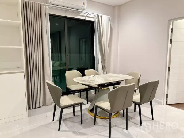 Detached House for rent in Bang Phli, Samut Prakan - Six-seat dining table beside sliding doors and built-in shelving.