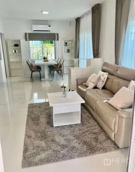 Detached House for rent in Bang Phli, Samut Prakan - Bright open-plan living and dining area with large windows and glossy floors.