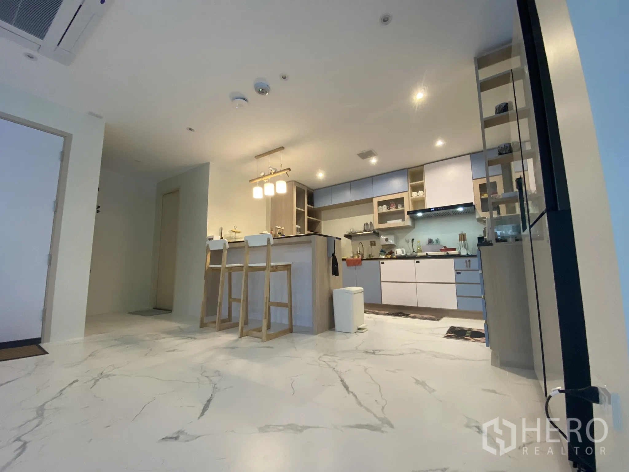 อาคารพาณิชย์ ให้เช่าในWatthana, Bangkok - ครัวและรับประทานอาหารแบบเปิดโล่ง พื้นลายหินอ่อนและไอส์แลนด์