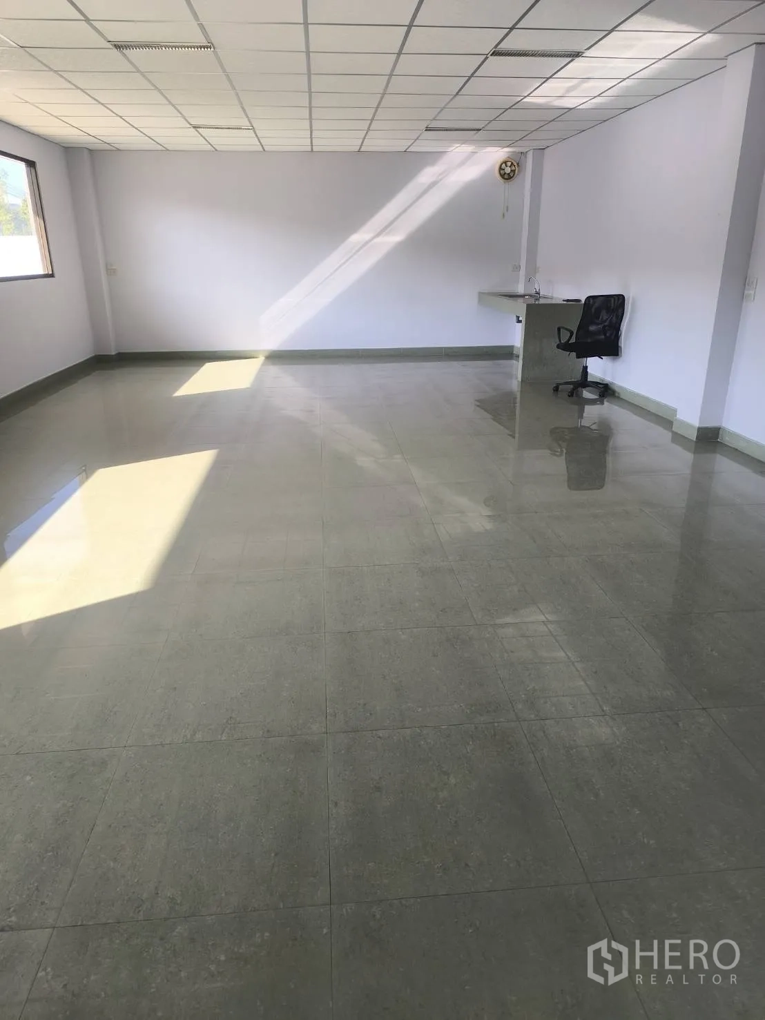 Factory for sale in Khlong Luang, Pathum Thani - Bright office room with tiled floor, drop ceiling, and large windows.
