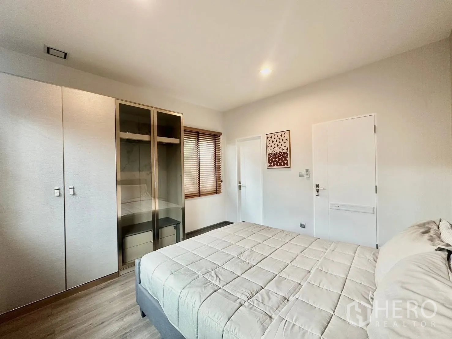 บ้านเดี่ยว for rent in Bang Phli, Samut Prakan - มุมห้องนอนพร้อมตู้เสื้อผ้าและตู้เก็บของบิลต์อิน.