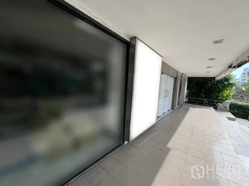 零售空间 出租在Watthana, Bangkok - 带顶走道与宽阔瓷砖平台的玻璃门面零售铺位，位于曼谷澎蓬片区。