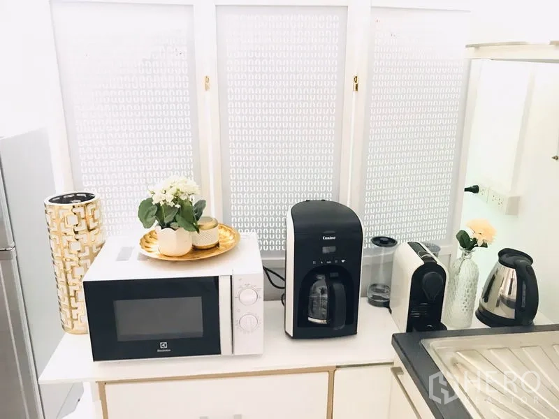 Retail Space for rent in Khlong Toei, Bangkok - Compact pantry with microwave, coffee machines, kettle and sink area.