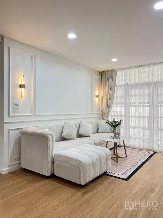 บ้าน ให้เช่าในHuai Khwang, Bangkok - ห้องนั่งเล่นมุมสวย เน้นโซฟาบุหนัง พรม และแสงไฟอบอุ่น