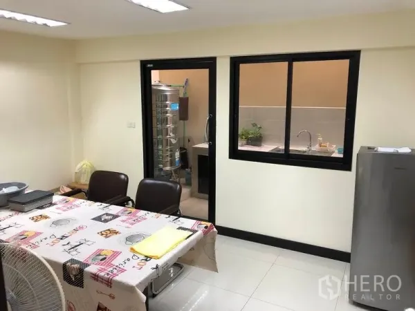Home Office for rent in Khlong Toei, Bangkok - Pantry or dining area with table, chairs, refrigerator and window to the kitchen.