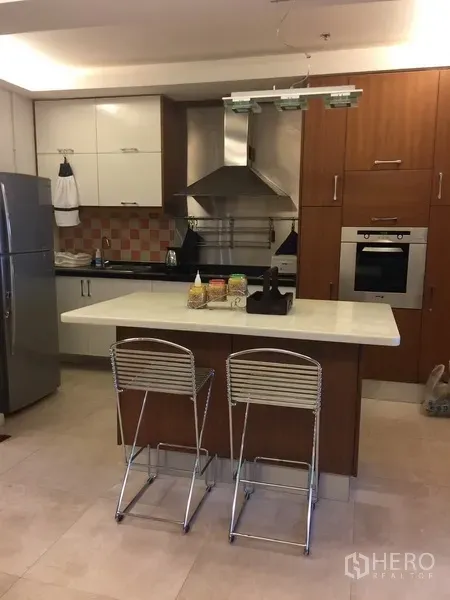 คอนโด ให้เช่าในBang Rak, Bangkok - ครัวโมเดิร์นพร้อมไอส์แลนด์ เก้าอี้บาร์ และเครื่องใช้สแตนเลส