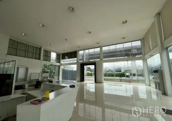 展厅 出租在Saphan Sung, Bangkok - 宽阔玻璃幕墙展示厅，抛光瓷砖地面，临路视野