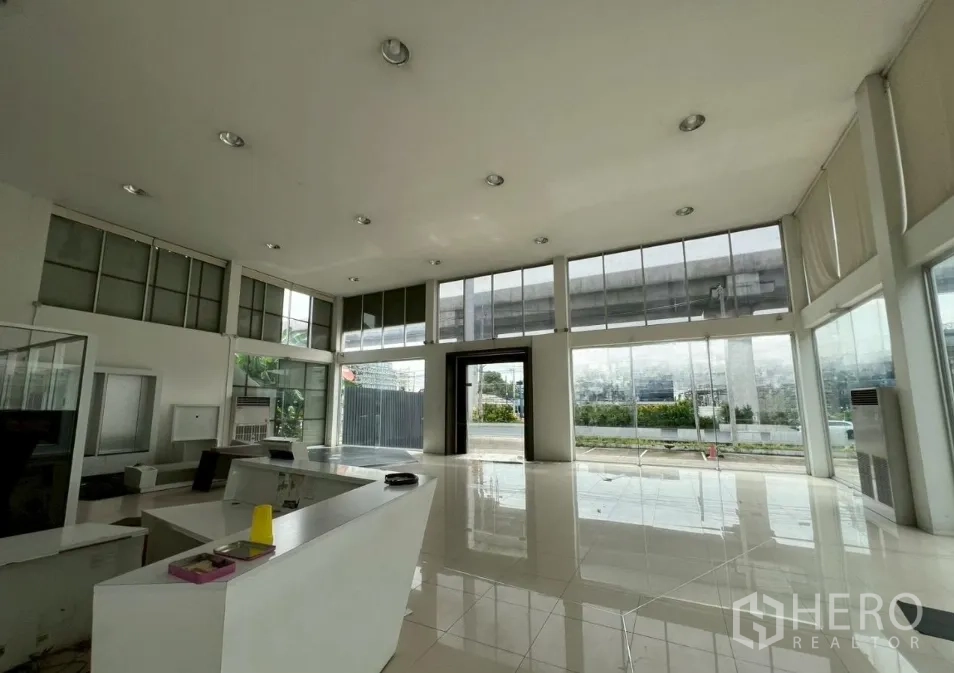 展厅 出租在Saphan Sung, Bangkok - 宽阔玻璃幕墙展示厅，抛光瓷砖地面，临路视野