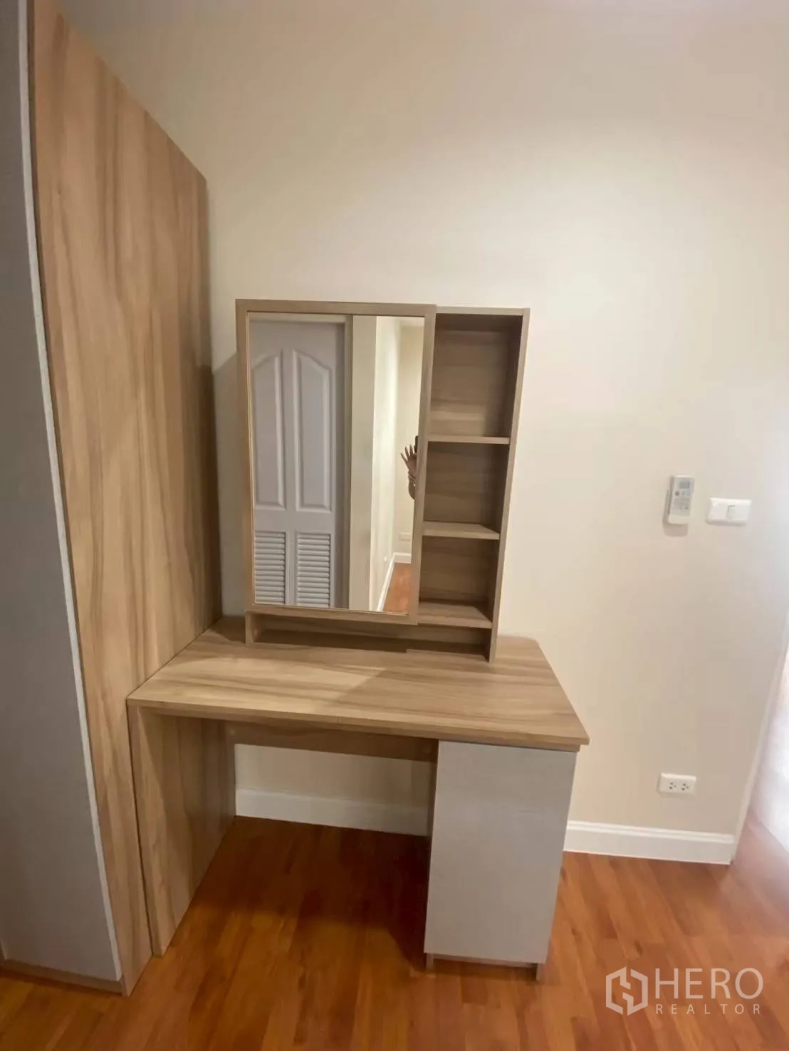Townhouse for rent in Bang Kapi, Bangkok - Wooden dressing table with mirror and storage shelves.