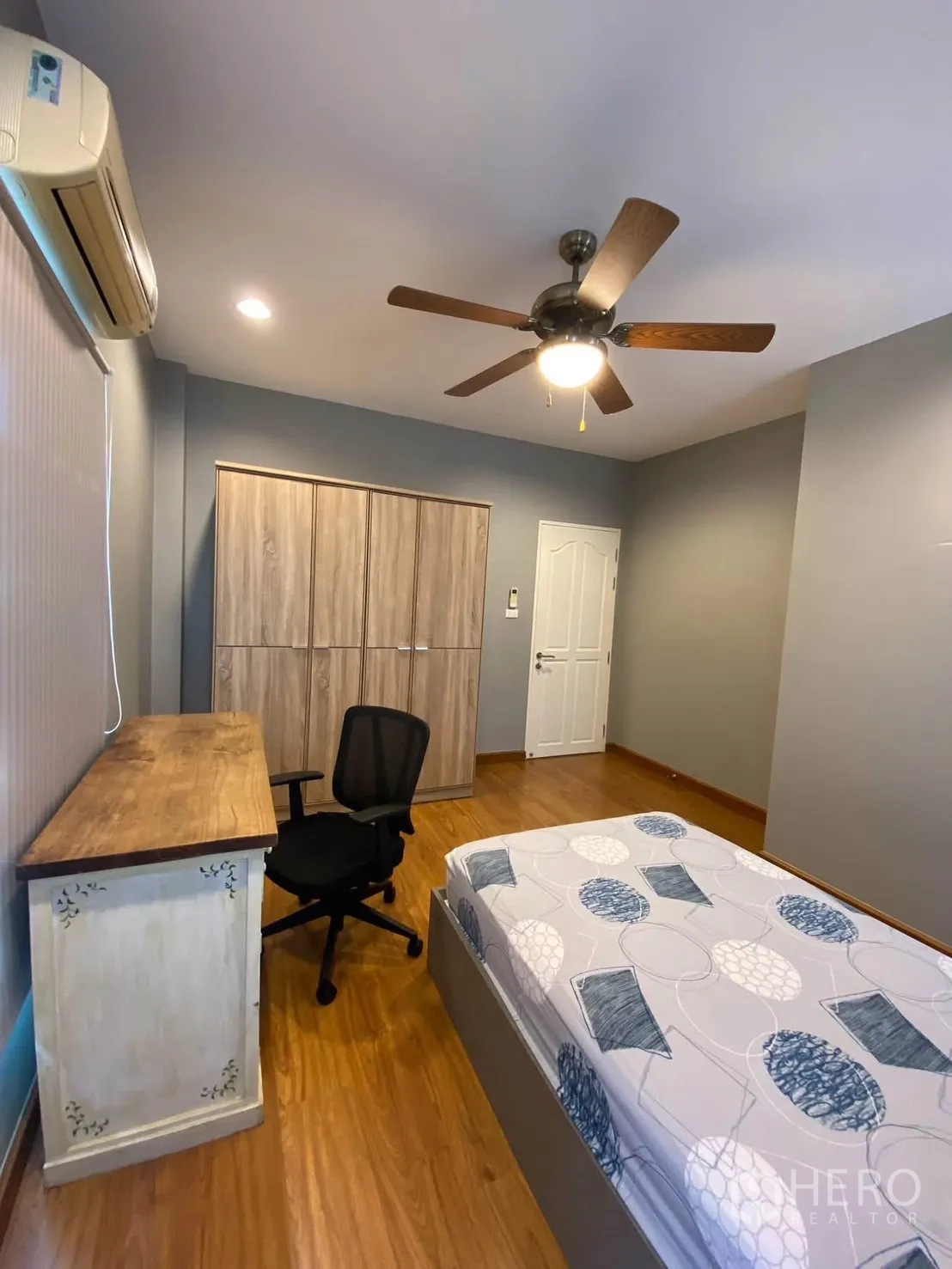 Detached House for rent in Mueang Samut Prakan, Samut Prakan - Furnished bedroom with ceiling fan, wardrobe, desk, and bed.