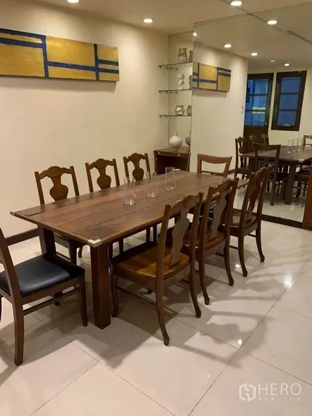 ทาวน์เฮาส์ ให้เช่าหรือขายในPhra Khanong, Bangkok - โต๊ะอาหารไม้ยาวพร้อมเก้าอี้ ข้างผนังกระจกเงาและชั้นแก้ว