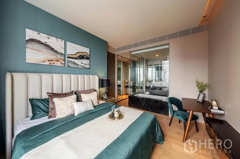 公寓 出租或出售在Bang Rak, Bangkok - 宽敞卧室，玻璃墙连接套间浴室并设工作桌。
