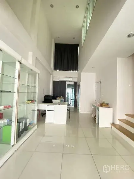 带办公室的家 出租或出售 - 开放式办公空间，展示柜与高挑天花，从前后窗引入自然光。