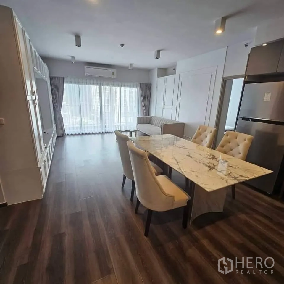 公寓 for rent in Huai Khwang, Bangkok - 明亮起居餐厅全景，大理石餐桌与沙发。