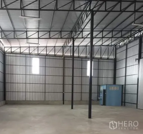 货栈 出租在Bang Kapi, Bangkok - 开放式仓库，金属墙板、高挑立柱、采光屋面及角落设备间。