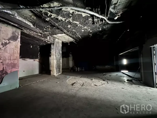 零售空间 出租在Khlong Toei, Bangkok - 宽敞的毛坯零售空间，侧面有自然采光射入。