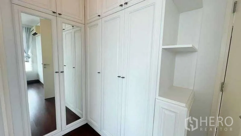 คอนโด ให้เช่าในWatthana, Bangkok - ห้องแต่งตัวตู้บิวท์อินสีขาวเต็มความสูง พร้อมบานกระจกเงา