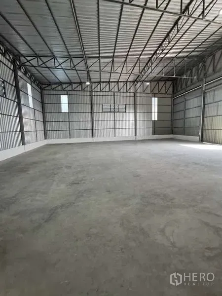 货栈 出租在Prawet, Bangkok - 大跨无柱仓库，金属夹层墙体与平整混凝土地面。