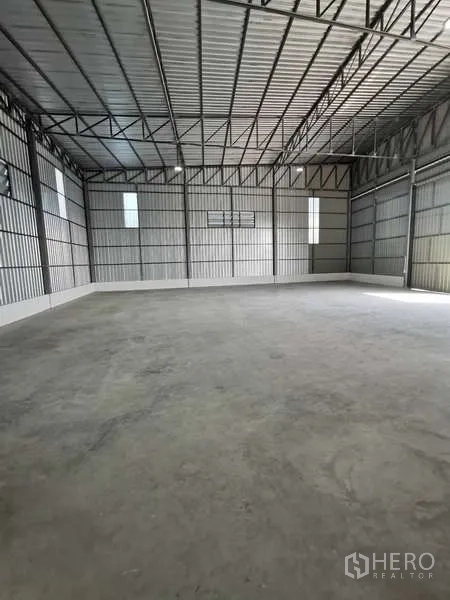 货栈 出租在Prawet, Bangkok - 大跨无柱仓库，金属夹层墙体与平整混凝土地面。
