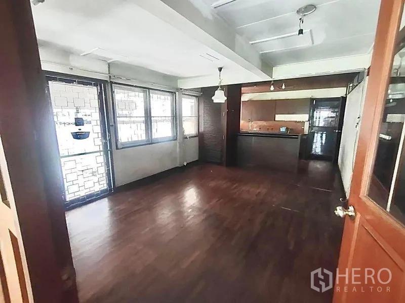 独立式住宅 出租 - 采光良好的起居餐厅空间，多扇窗，与厨房相连