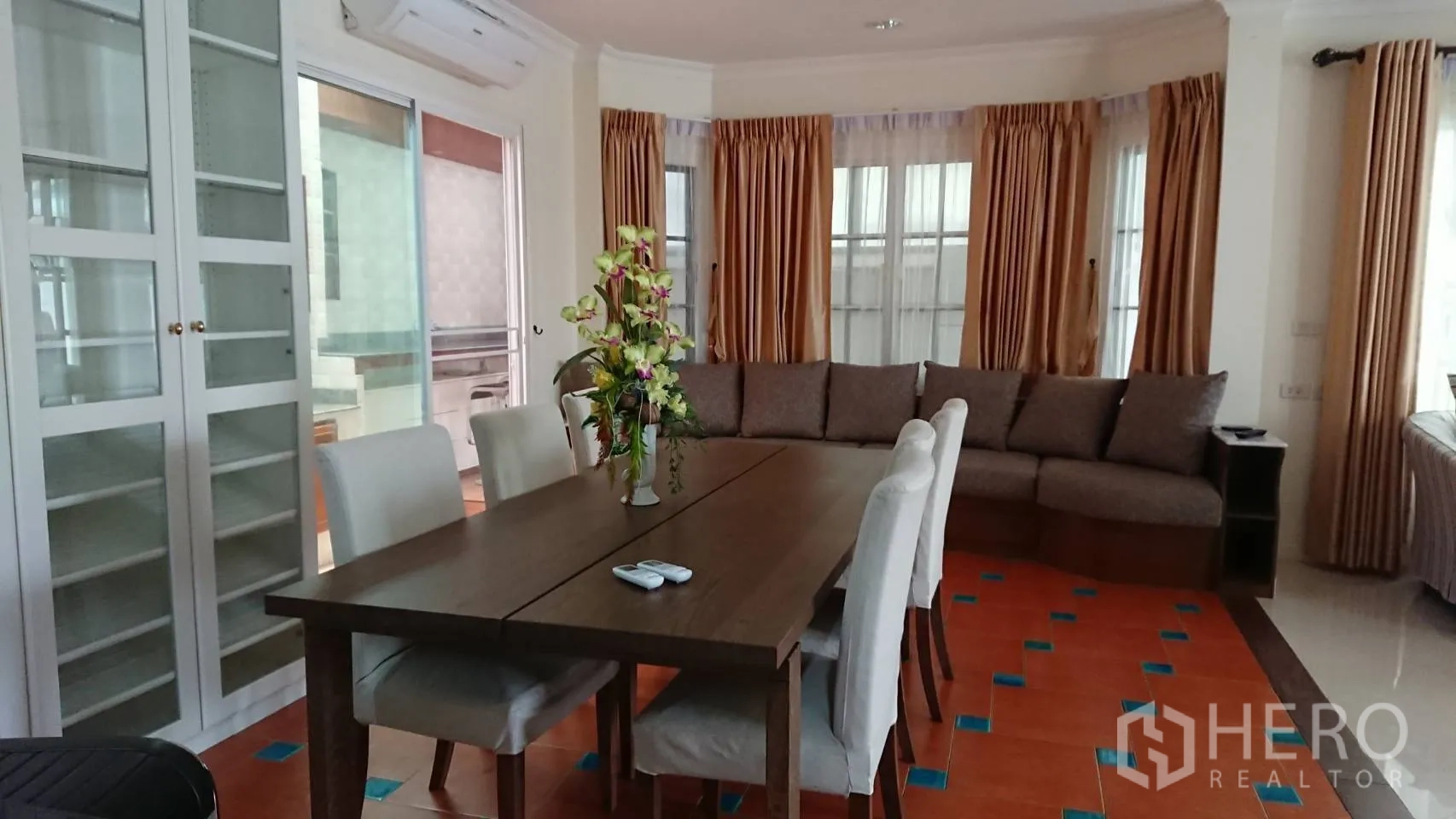 บ้าน ให้เช่าในMueang Samut Prakan, Samut Prakan - โซนรับประทานอาหาร โต๊ะหกที่นั่ง ตู้โชว์ และโซฟามุมใกล้หน้าต่างโค้ง