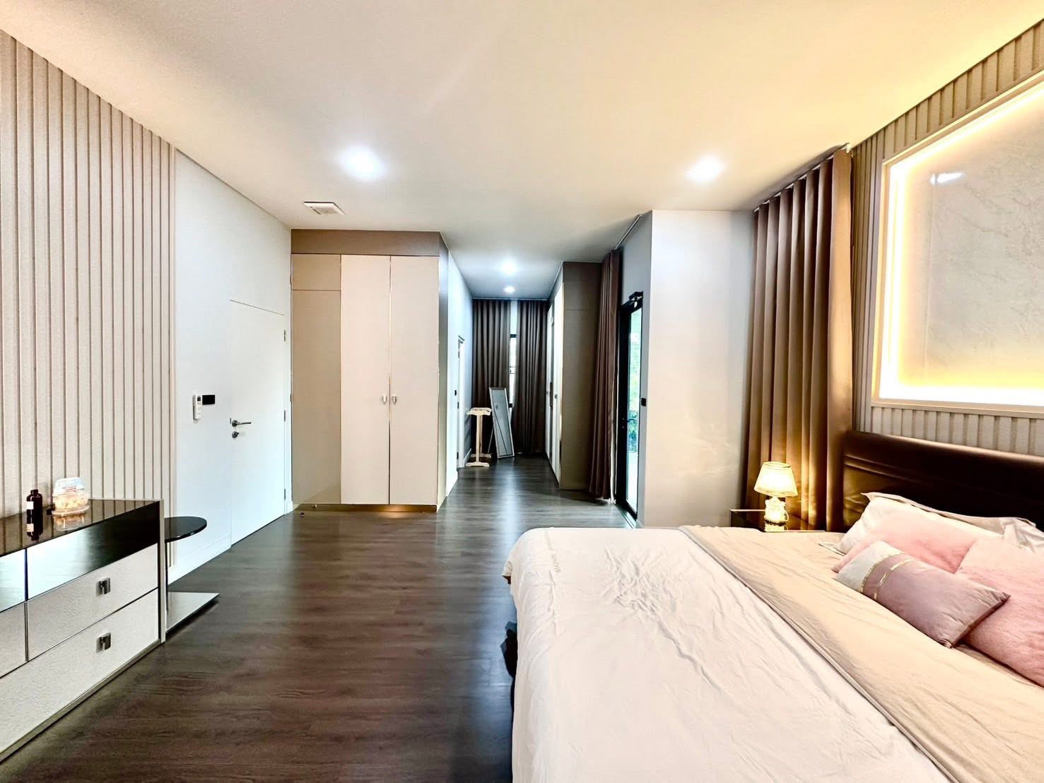 独立式住宅 出租在Bang Kapi, Bangkok - 宽敞主套房，卧床、长走廊、衣柜并可通往阳台。