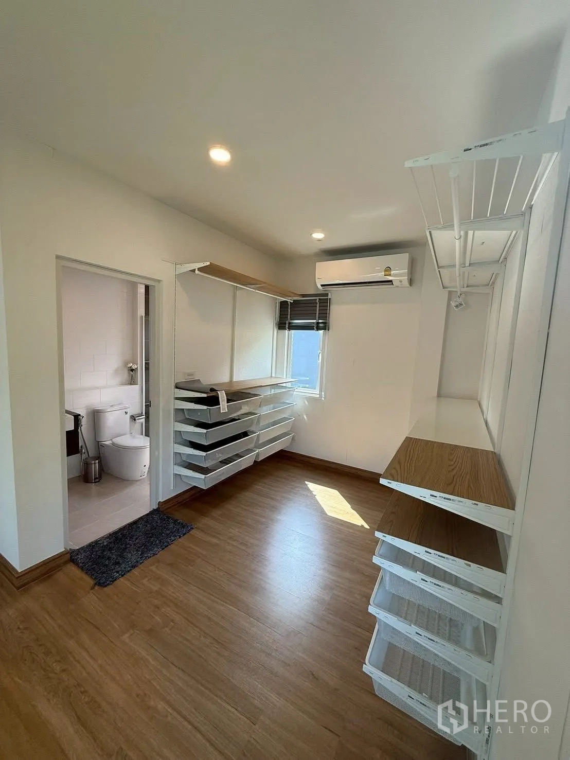 Detached House for rent in Prawet, Bangkok - Dressing room view showing storage racks and an ensuite bathroom entrance.