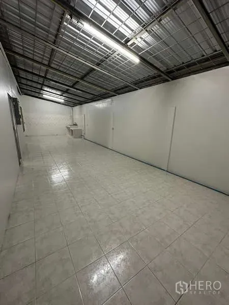 สำนักงานที่บ้าน ให้เช่าในDin Daeng, Bangkok - พื้นที่เปิดโล่งยาว พื้นกระเบื้องสีขาว เพดานโชว์โครง พร้อมอ่างล้างมือด้านในสุด