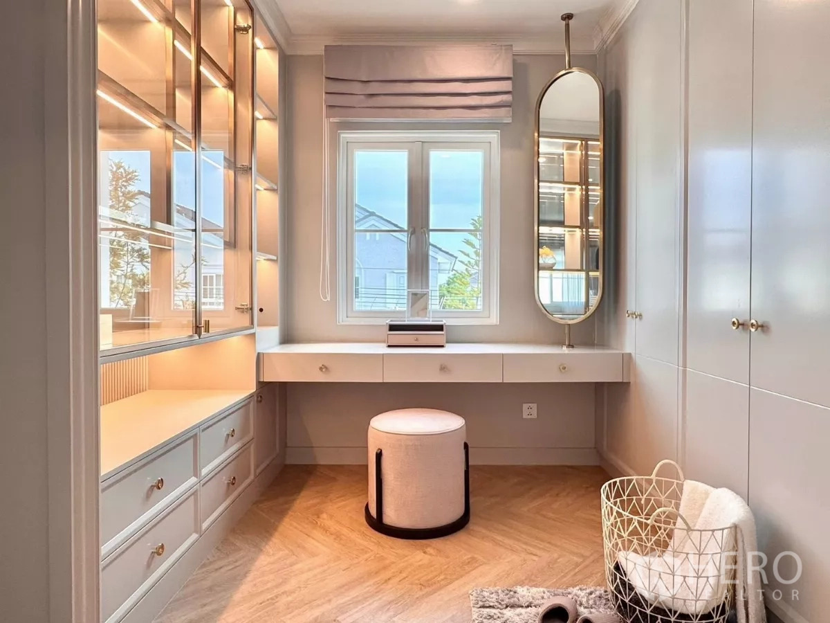 Detached House for rent in Bang Phli, Samut Prakan - Walk-in closet with glass cabinets, vanity and window.