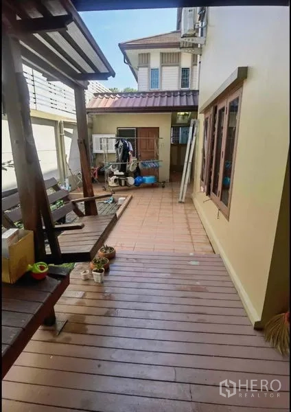 บ้าน ขายในBang Yai, Nonthaburi - ชานหลังบ้านและลานปูกระเบื้อง พร้อมห้องเก็บของ